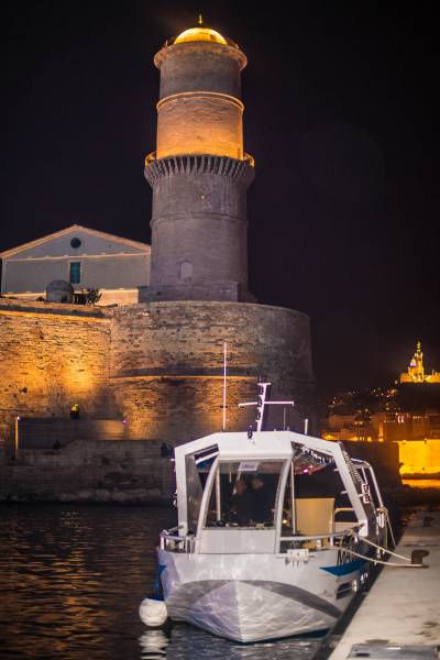 louer un bateau pour visiter la tour du fanal quartier St Jean à Marseille