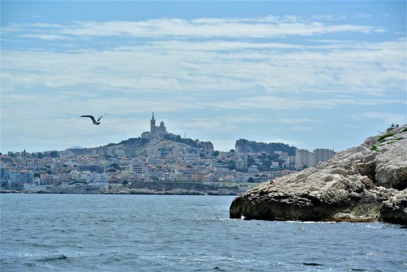 louer un navire pour admirer le  panorama Bonne-Mère Marseille