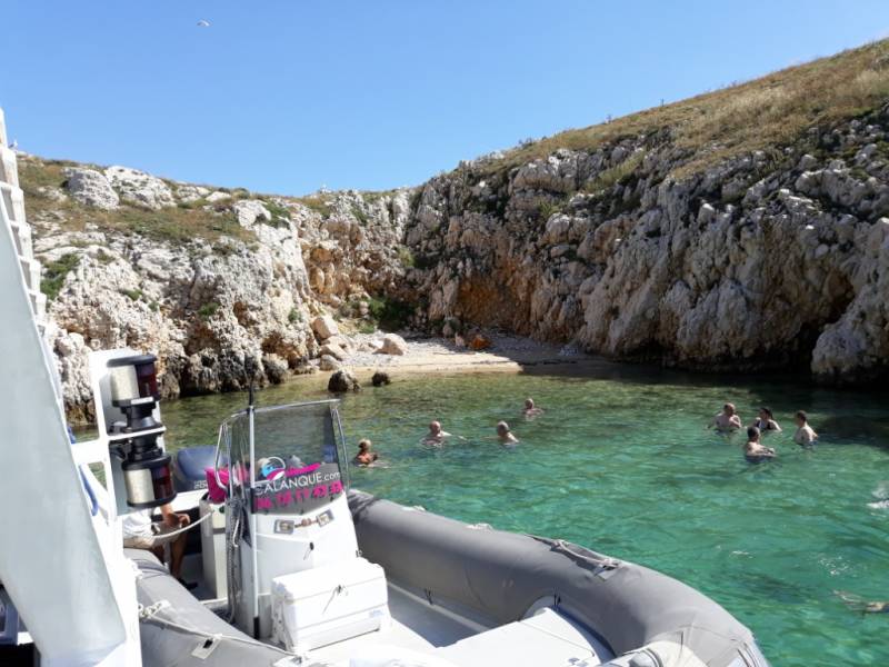 Location d'un bateau pour découvrir les calanques du Frioul au large de Marseille