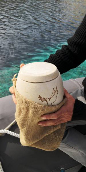 Une urne biodégradable pour l'immersion